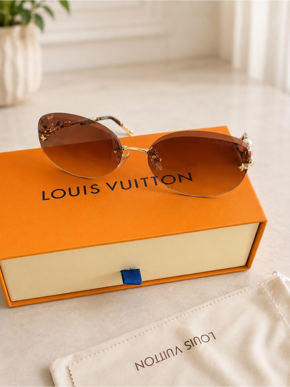 Elegant Rimless Brown Gradient Sunglasses with Pearl Details - Picture 2 of 9